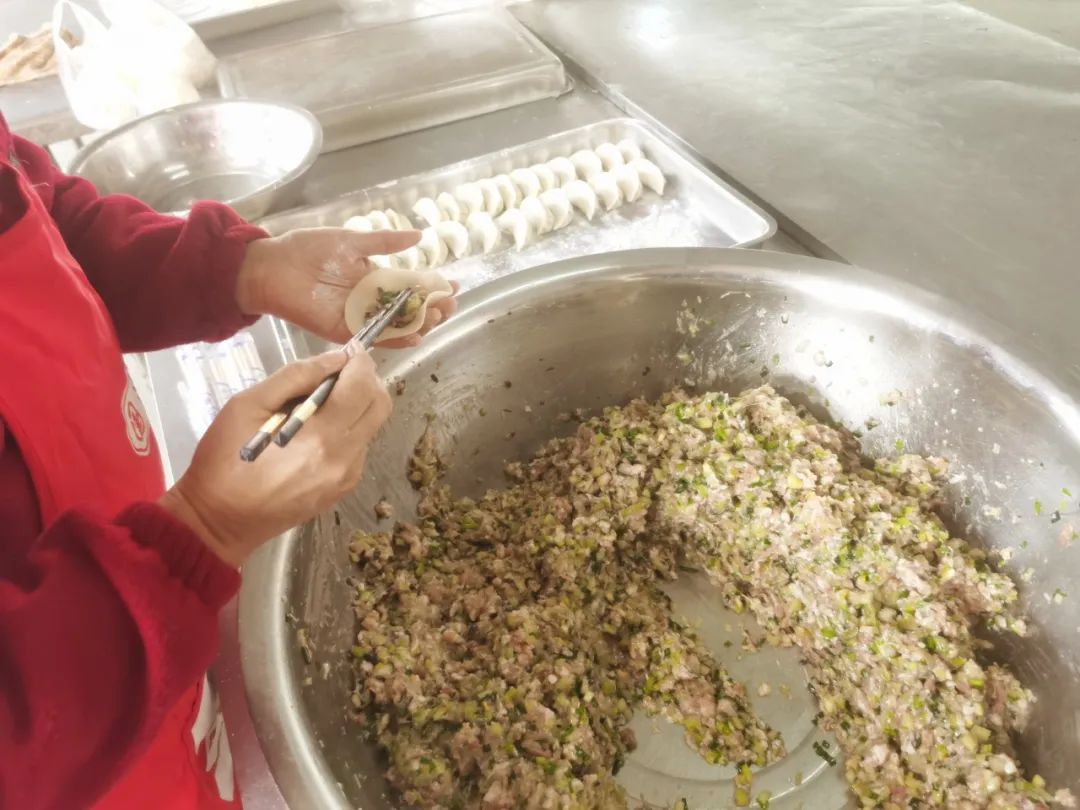 迎冬至吃餃子，藍(lán)海智裝“冬至暖心”活動進(jìn)行時(shí)