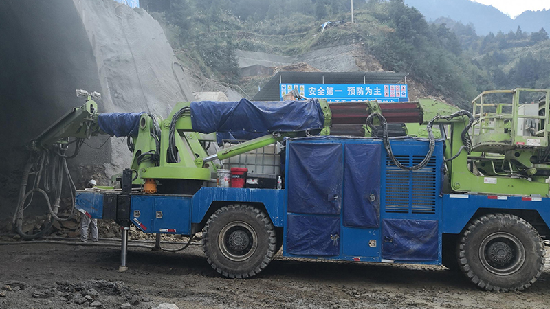 藍海智裝LGMP350D智能拱錨噴一體化臺車助力雷榕高速白竹山隧道建設(shè)