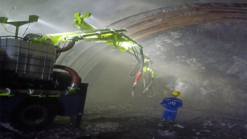 輪式濕噴機械手中鐵三局渝昆高鐵來福隧道建設(shè)