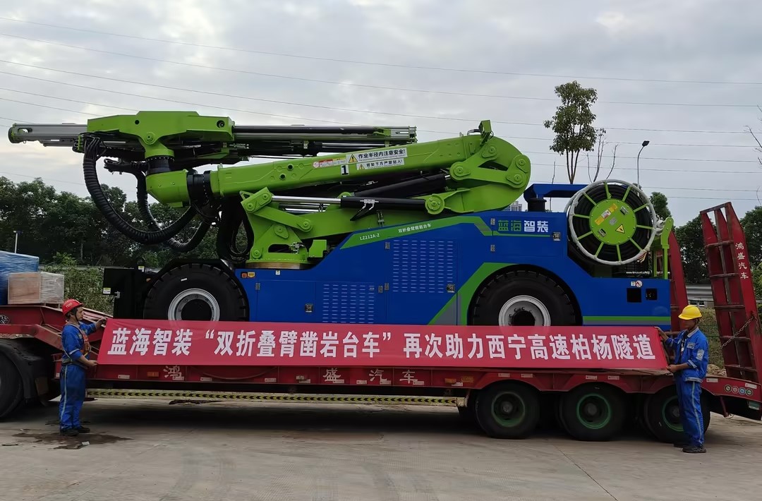 藍(lán)海智裝“雙折臂鑿巖臺車”再次助力西寧高速柏楊隧道